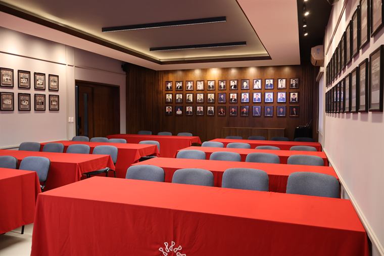 Aula Consejeros con galería de expresidentes
