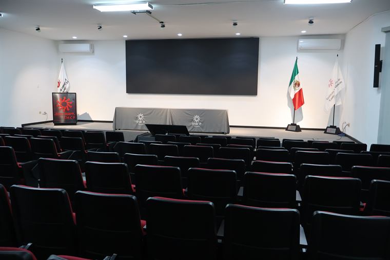 Auditorio Fundadores visto desde el fondo, con pantalla LED y presídium