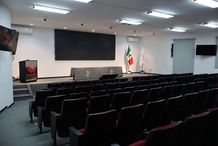 Escenario y pantallas laterales del Auditorio Fundadores