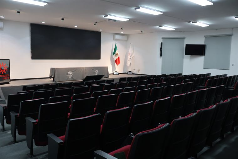 Auditorio Fundadores con iluminación completa
